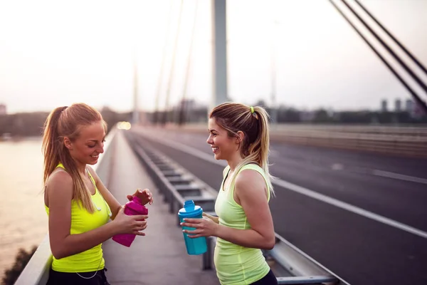 Strzał Dwa Sportowe Dziewcząt Przerwę Treningu Moście — Zdjęcie stockowe