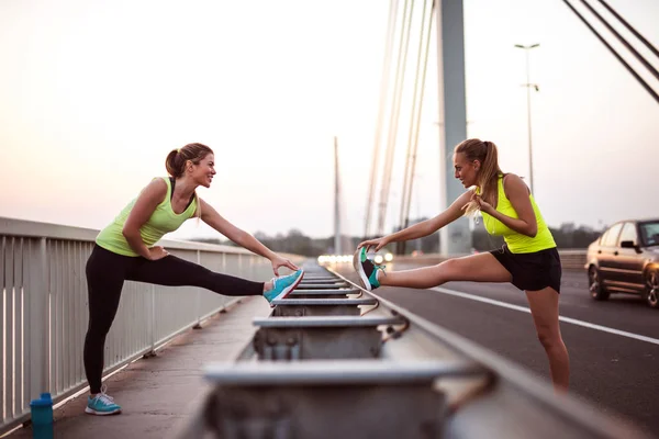 Portrét Sportovní Žen Táhnoucí Mostě Během Ranní Cvičení — Stock fotografie