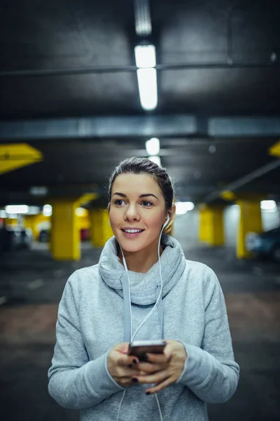 Schönes Mädchen Das Musik Hört Während Für Ein Workout Unterwegs — Stockfoto