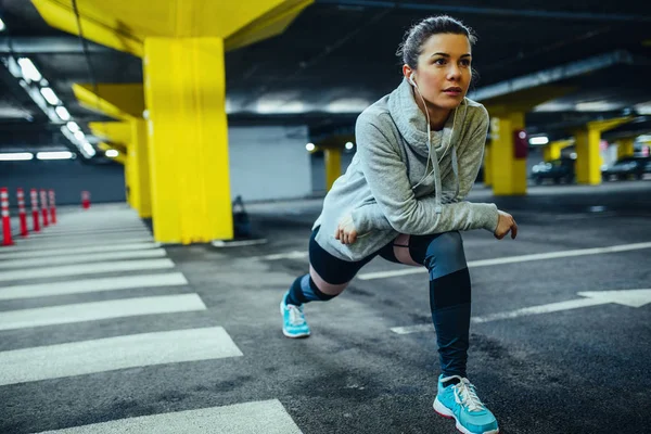 Athlète Féminine Attrayante Échauffement Pour Entraînement Dans Parking Souterrain — Photo