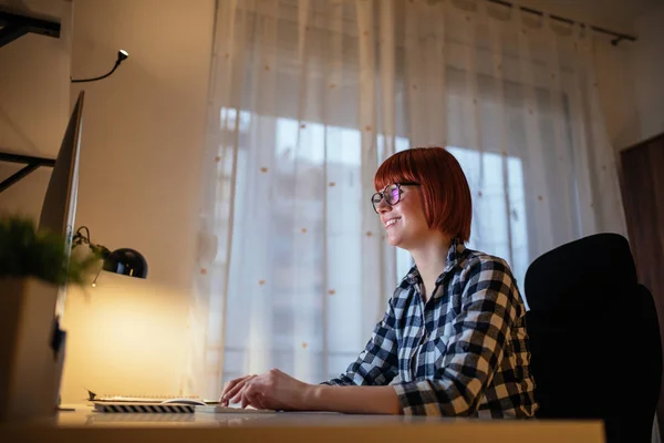 Aufnahme Einer Lächelnden Jungen Geschäftsfrau Die Computer Arbeitet — Stockfoto