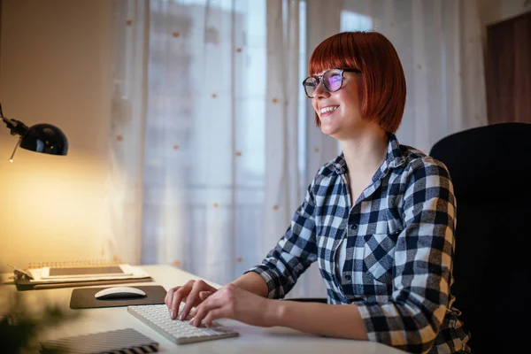 Nahaufnahme Porträt Einer Jungen Geschäftsfrau Mit Brille Die Computer Arbeitet — Stockfoto