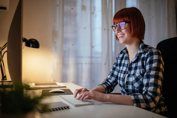 Retrato Una Joven Empresaria Sonriente Trabajando Una Computadora Casa — Foto de Stock