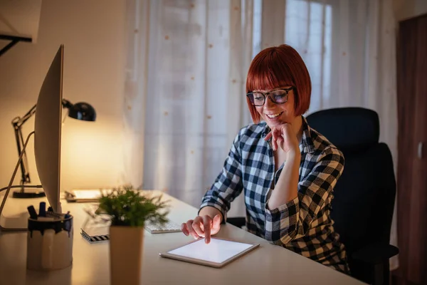 Porträt Einer Lächelnden Jungen Geschäftsfrau Die Abends Arbeitet — Stockfoto