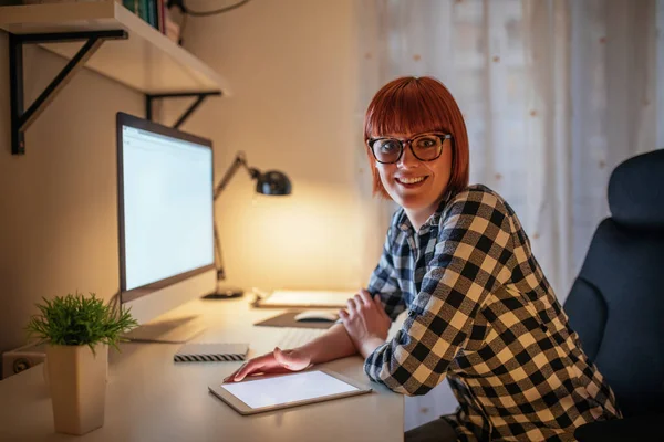 Photo Smiling Businesswoman Working Digital Tablet — Stock Photo, Image