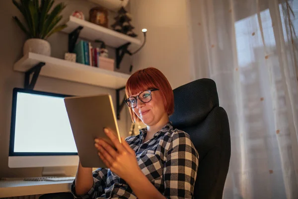 Foto Einer Zufriedenen Frau Mit Digitalem Tablet Hause — Stockfoto