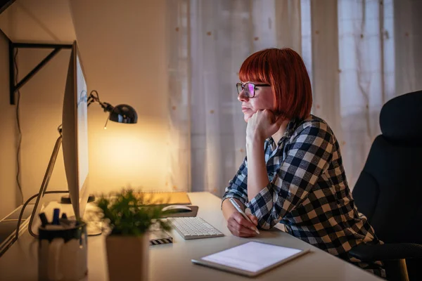 Porträt Einer Jungen Frau Die Hause Arbeitet — Stockfoto