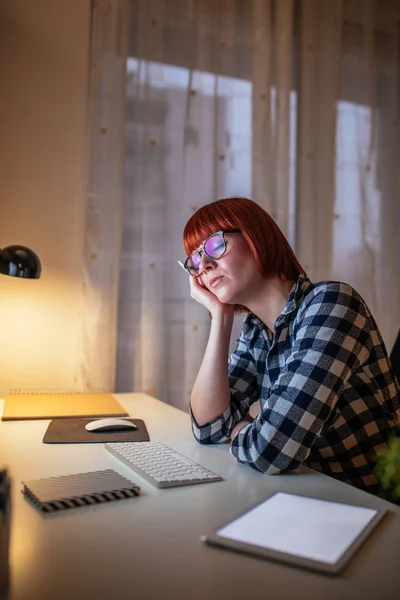 Schönes Mädchen Das Sich Müde Fühlt Während Computer Arbeitet — Stockfoto