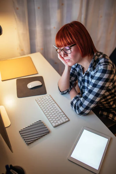 Schuss Von Oben Auf Eine Müde Junge Geschäftsfrau Die Spät — Stockfoto