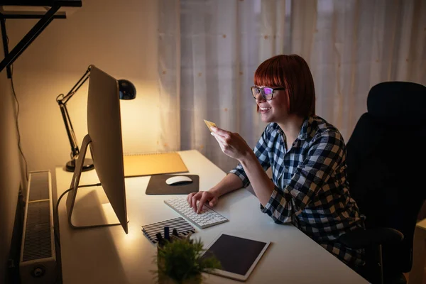 Glückliches Mädchen Beim Einkaufen Hause — Stockfoto