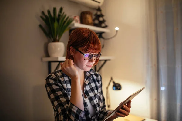 Atractivo Leer Mujer Cabello Trabajando Una Tableta Tarde Noche — Foto de Stock