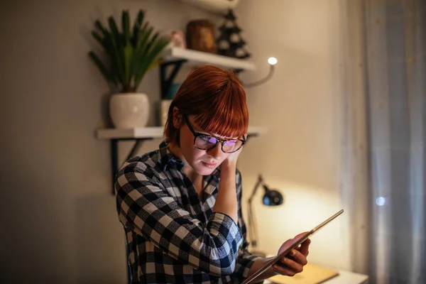 Attraktive Frau Mit Lesendem Haar Arbeitet Spät Der Nacht Einem — Stockfoto