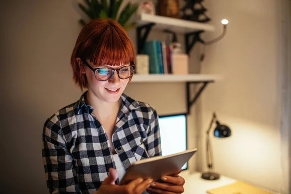 Atractivo Leer Mujer Cabello Trabajando Una Tableta Tarde Noche — Foto de Stock