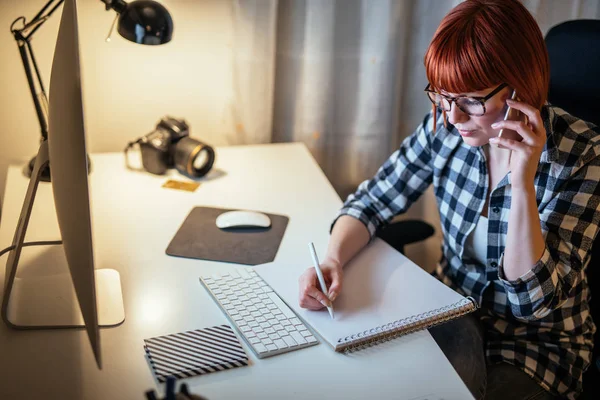 Junge Designerin Macht Sich Notizen Und Macht Überstunden — Stockfoto