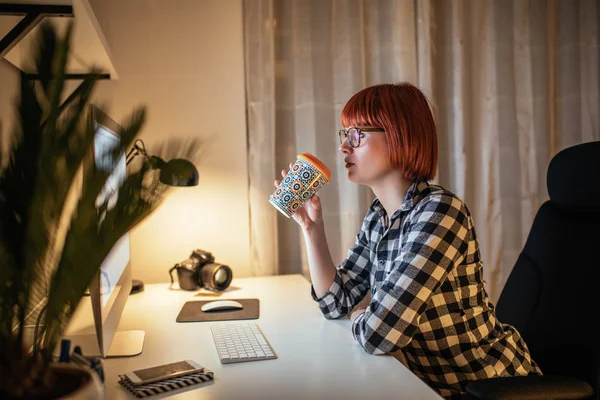 Junge Hipsterin Genießt Eine Kaffeepause Hause — Stockfoto