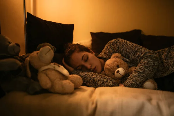 Foto Voor Een Tienermeisje Slapen Het Bed Terwijl Het Knuffelen — Stockfoto