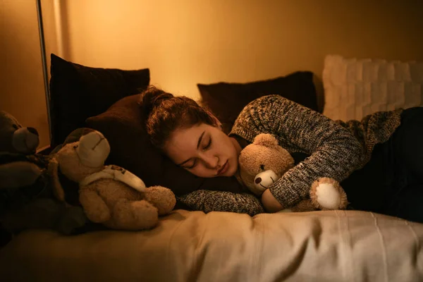 Foto Voor Een Tienermeisje Slapen Het Bed Terwijl Het Knuffelen — Stockfoto
