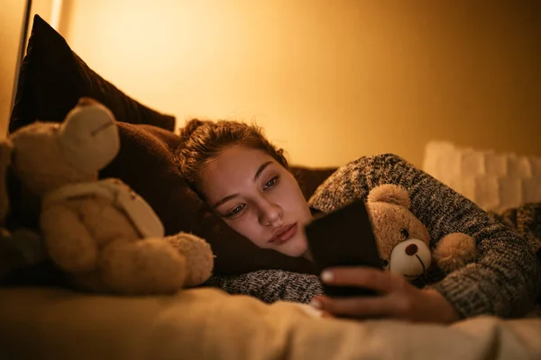 Cute Young Teenager Using Her Mobile While Lying Bed — Stock Photo, Image