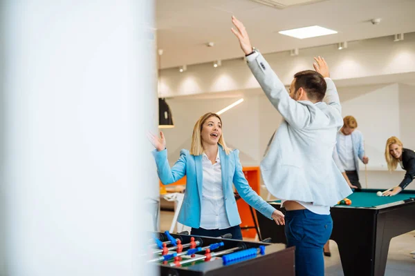 Compañeros Trabajo Jugando Una Mesa Futbolín Una Oficina — Foto de Stock