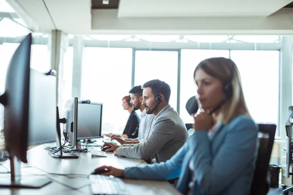 Colegas Que Trabajan Centro Llamadas — Foto de Stock