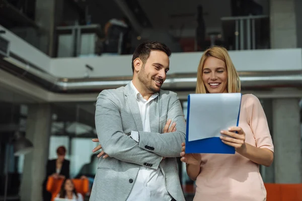 Femme Travaillant Avec Son Collègue Bureau — Photo