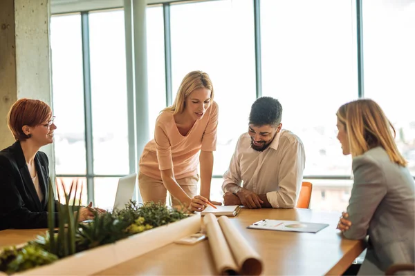 Groep Van Mensen Uit Het Bedrijfsleven Bespreken Van Ideeën Tijdens — Stockfoto