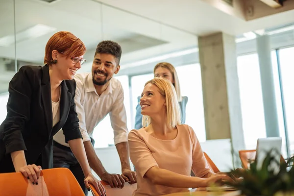 Groep Van Gelukkig Collega Bespreken Vergaderruimte — Stockfoto