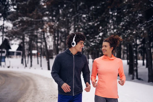 Coppia Correre All Aperto Una Giornata Invernale — Foto Stock