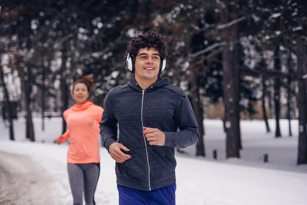 Ler Atletisk Par Njuter Kör Snön Parken — Stockfoto