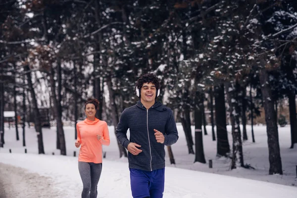 Porträtt Löpande Leende Atletisk Man Och Kvinna Njuter Skogen Vinterdag — Stockfoto