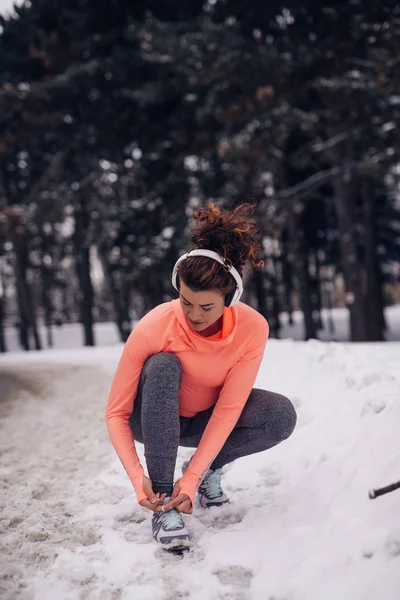 Портрет Улыбающейся Атлетичной Девушки Завязывающей Шнурки Снегу Лесу — стоковое фото