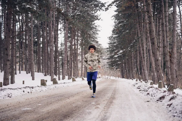 Красивий Чоловік Бігає Зимовий День — стокове фото