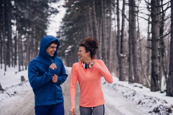 Ritratto Una Coppia Sorridente Che Corre Nel Bosco Una Giornata — Foto Stock