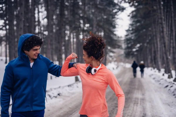 Ritratto Una Coppia Atletica Che Diverte Durante Inverno Nella Foresta — Foto Stock