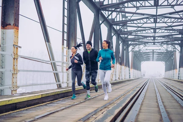 Trois Amis Courent Par Une Froide Journée Hiver — Photo