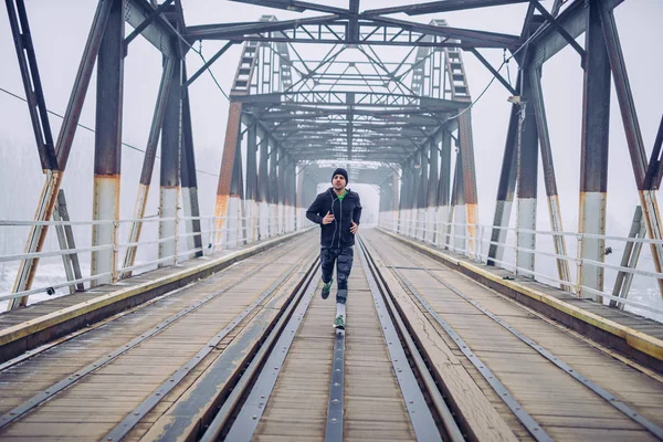 Retrato Hombre Corriendo Por Calle Día Frío —  Fotos de Stock