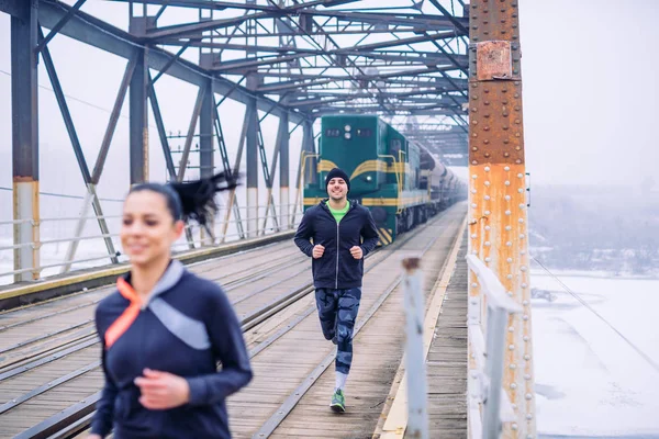 Colpo Uomo Una Donna Corsa Sul Ponte Durante Allenamento Mattutino — Foto Stock