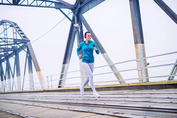 Attrayant Fille Ayant Jogging Extérieur Sur Pont — Photo