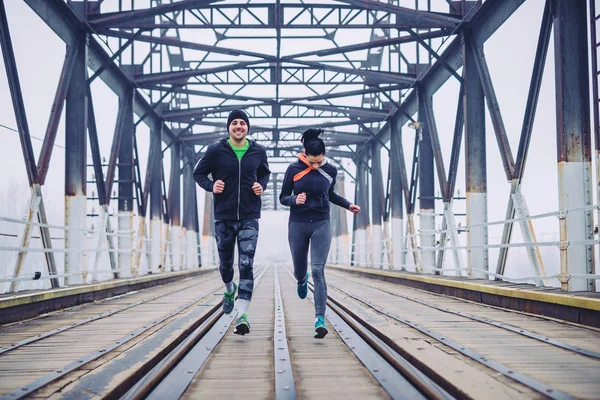 Colpo Uomo Una Donna Corsa Sul Ponte Durante Allenamento Mattutino — Foto Stock