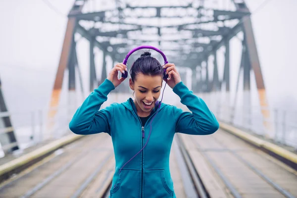 Retrato Uma Bela Menina Fitness Usando Fones Ouvido — Fotografia de Stock