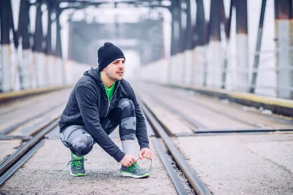 Jóképű Férfi Míg Szabadban Runnning Egy Cipőfűző Árukapcsolás — Stock Fotó