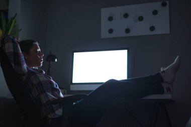 Bilgisayar önünde bir şekerleme alarak güzel kız.