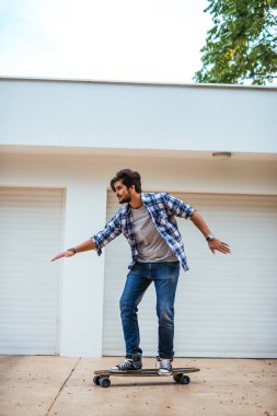 Genç adam uzun bir tahta açık havada sürüş.