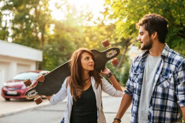 Bir çift uzun tahta taşıyan ve birlikte vakit zevk.