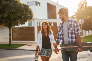 Bir kaç el ele tutuşarak ve şehirde eğleniyor portre.