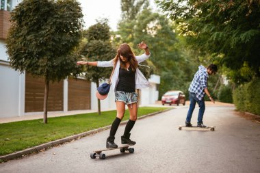 Genç çift uzun bir tahta güneşli bir günde sürüş.