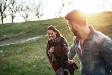 Günbatımı açık havada tarihte zevk memnun mutlu bir genç çift doz.