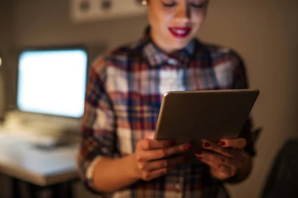 Όμορφη Νεαρή Γυναίκα Που Εργάζεται Στο Ψηφιακό Tablet Αργά Νύχτα — Φωτογραφία Αρχείου