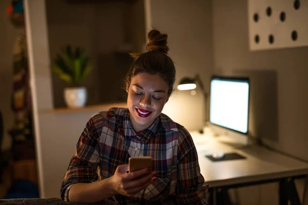 Porträtt Leende Ung Affärskvinna Med Mobiltelefon Sent Nattarbete — Stockfoto