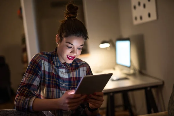 Skott Leende Ung Kvinna Som Arbetar Digital Tablet Nattskiftet — Stockfoto